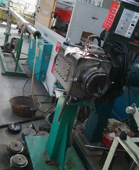 A machine is producing the inner hose of hydraulic hose.