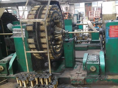 A spiral equipment is spiraling steel wire on inner tube of hydraulic hose.