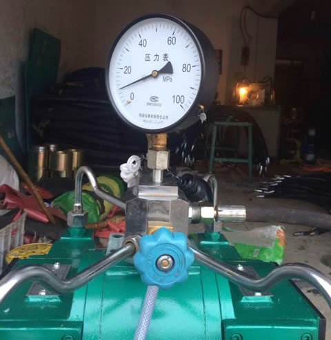 A test machine is testing the working pressure of hydraulic hose.