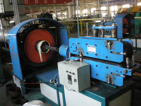 A machine is wrapping water clothes on hydraulic hose.